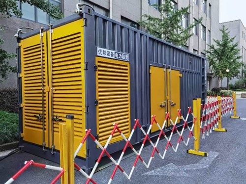 福贡如何使用转速表检查发动机的转速？