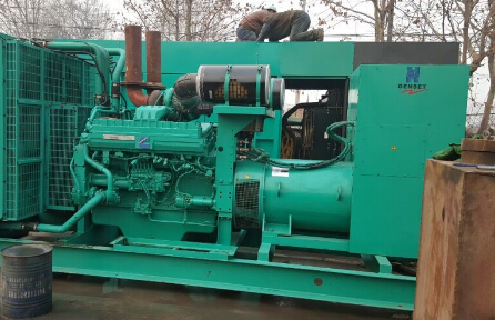 福贡发电机组如何判断水冷式机油散热器内部是否需要清洗？