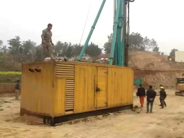 福贡如何判断水冷式机油散热器密封件是否需要更换？